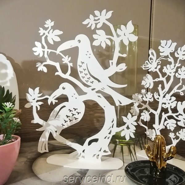 Дерево с туканами на подставке в белом цвете