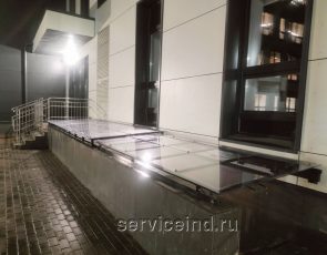 Сдвижной навес приямка входа в подвал